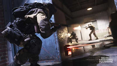 Angriff auf eine Lagerhalle. Der Hoppelhase wirft sich im Multiplayer von Call of Duty oft auf den Boden. Wie lange seine Knie das wohl noch mitmachen