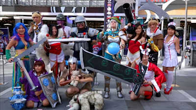 Des cosplays de League of Legends présents lors d'un tournoi.