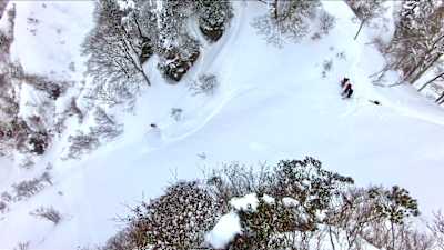 実際に滑った斜面の俯瞰。予想通りの急斜面。雪崩に気をつけながら滑り込む永井