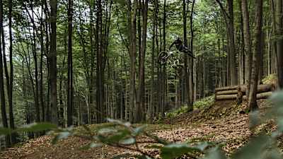 Zawodnik MTB Piotrek Krajewski na trasie w Kasinie.
