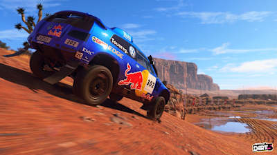 Der Volkswagen Race Touareg 3 rast in DiRT 5 einen Hang hinab. Mit dem DiRT 5 Red Bull Revolution-Update tretet ihr online endlich auch plattformübergreifend an