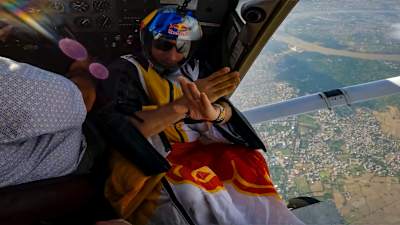Frédéric Fugen, Vincent Cotte and Aurélien Chatard fly over the Taj Mahal