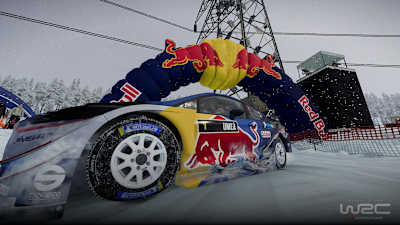 Una captura de pantalla de WRC Generations muestra el Ford Fiesta de Sébastien Ogier bajo el arco de Red Bull en el Rally de Suecia.