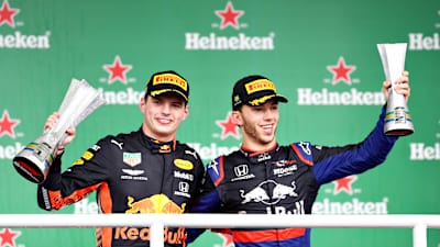 Les pilotes F1 Max Verstappen et Pierre Gasly célèbrent sur le podium du Grand Prix du Brésil en 2019.