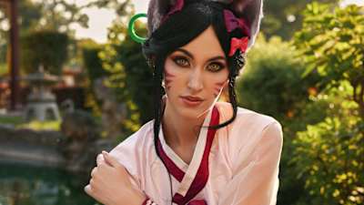 Fae in ihrem Ahri Cosplay