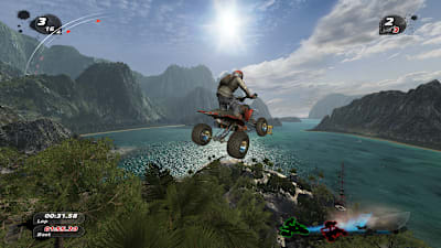 Captura de pantalla del juego de carreras Pure muestra un quad saltando con un lago de fondo.