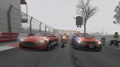 Captura de pantalla de Project Gotham Racing 4 muestra un Aston Martin, una moto y un BMW en una carrera bajo la lluvia. 