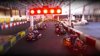 Des karts prennent le départ grille au Karting KIP à Aix-en-Provence, près de Marseille.