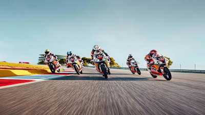 Red Bull Rookies Cup-Fahrer auf Motorrädern bei der Testveranstaltung 2023 in Portimao, Portugal