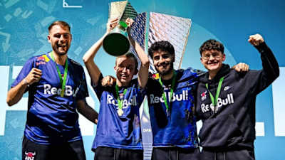 Das Team von RBLZ Gaming mit der ePokal-Trophäe.