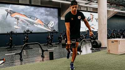 Diese Übung stärkt die hintere Bein- und Gesäßmuskulatur und verbessert die Balance. Ideal zur Korrektur von Dysbalancen und zum Training stabilisierender Muskeln.