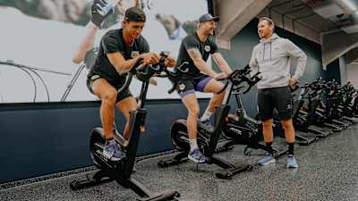 Locker sollte es sein, zum Beispiel Fahrradfahren oder Laufen. 