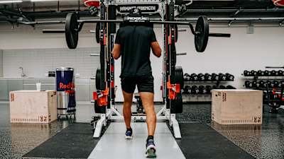 Eine effektive Übung zur Kräftigung von Beinen und Gesäß, die auch die Balance verbessert. Besonders hilfreich für Bewegungen mit schnellen Richtungswechseln.