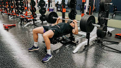 Zentrale Übung für die Brustmuskulatur, die zusätzlich Schultern und Trizeps anspricht und die Oberkörperkraft stärkt.