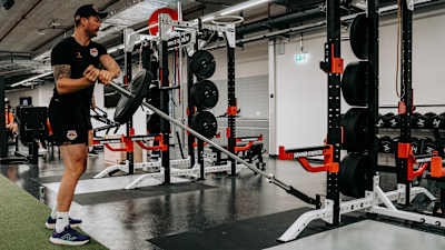 Rumpfrotationen mit einer Langhantel stärken die seitlichen Bauchmuskeln und stabilisieren die Körpermitte. 