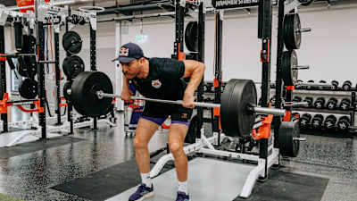 Pendlay Row ist eine Übung zur Kräftigung der oberen Rückenmuskulatur und Schultern. Verbessert die Rumpfstabilität und unterstützt sportartspezifische Anforderungen. 