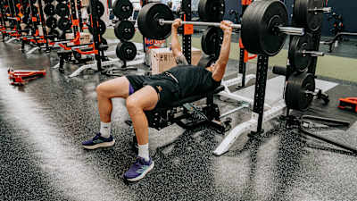 Zentrale Übung für die Brustmuskulatur, die zusätzlich Schultern und Trizeps anspricht und die Oberkörperkraft stärkt.