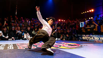 Nieuwkomer Brandon laat zijn moves zien tijdens de Red Bull BC One Cypher Holland 2026