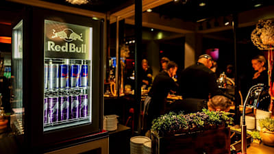 Eine Bar mit Red Bull-Kühlschrank in Leipzig.
