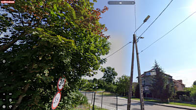 Polski słup z "dziurami"