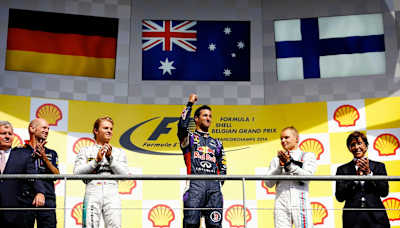 Daniel Ricciardo auf dem Podium nach seinem Sieg beim Grand Prix von Beligen 2014 in Spa Francochamps.