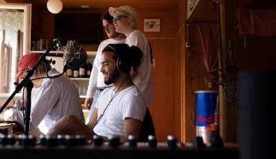 Zusammen mit ihren Gästen produzierten Hainan neue Songs