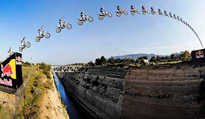 Ο Robbie Maddison από την ράμπα απογείωσης στο άλμα στον Ισθμό της Κορίνθου, 8 Απριλίου 2010.