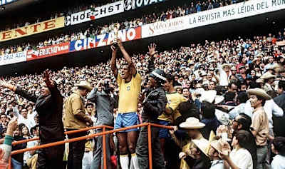 Carlos Alberto erguento da Jules Rimet no Azteca