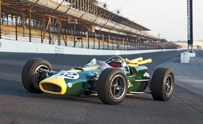 Jim Clark no circuito de Indianápolis com sua Lotus