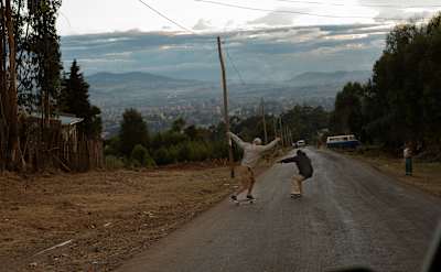 Zwei Skater, ein Hügel und viel Speed.