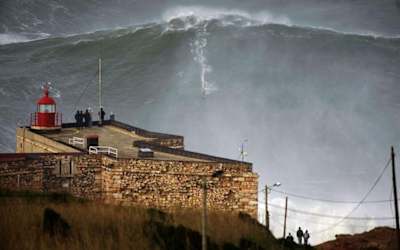 Le surfeur big wave Garrett McNamara surfe une grosse vague à Nazaré au Portugal.