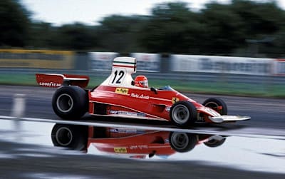 Niki Lauda no carro de 1975