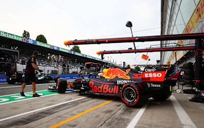 Болид Red Bull Racing Honda выезжает из боксов во время Гран-при Италии