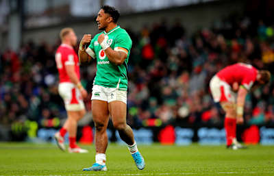 Bundee Aki playing for Ireland in the Six Nations