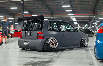 極端なスタンシングを施したVolkswagen Lupo