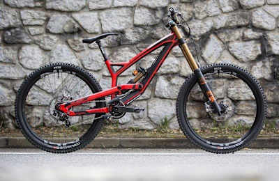 La YT Tues CF Pro de Aaron Gwin con cuadro de fibra de carbono.