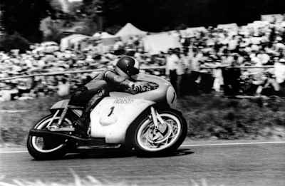 El piloto de 500cc Giacomo Agostini pilotando su MV Agusta 500 Three