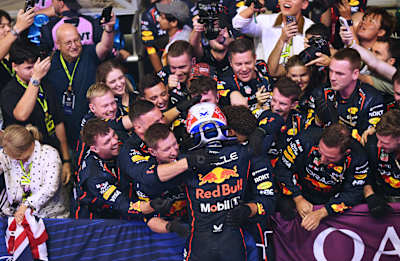 Verstappen viert zijn overwinning in Qatar met het team