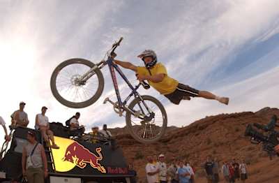 Dirt Jump Spezialist John Cowan beim Red Bull Rampage 2001