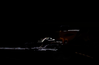 新加坡的反照 Sebastian Vettel of Germany and Infiniti Red Bull Racing drives his RB9 during the Singapore Formula One Grand Prix at Marina Bay Street Circuit