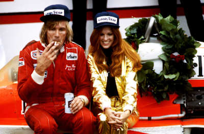 1977年アメリカGPでの優勝を「ハント流」で祝う