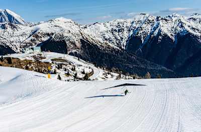 Suan Selenati hang gliding down a ski slope in Italia