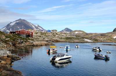 Na wieloryby poluje się motorówkami