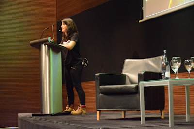 Judit en una charla sobre traducción y localización