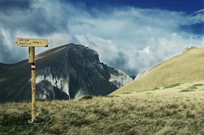 Седло под врв Плат со поглед на Среден Камен