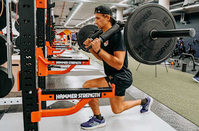 Das vordere Knie sollte nicht über die Fußspitze hinausragen und gerade ausgerichtet sein.