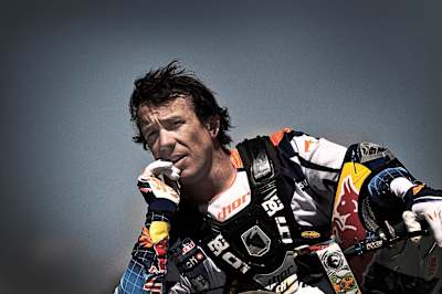 Ο Robbie Maddison μελετάει το άλμα που επρόκειτο να κάνει στον Ισθμό της Κορίνθου, 8 Απριλίου 2010.