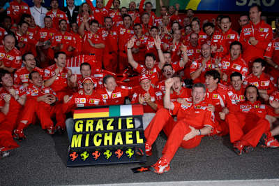 Ferrari remercie et dit au revoir à Michael Schumacher lors du GP du Brésil 2006.