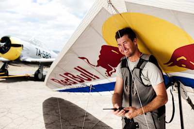 Jon Durand bereitet sich am Flughafen Archerfield in Brisbane (Australien) am 6. November 2012 auf den Abflug vor