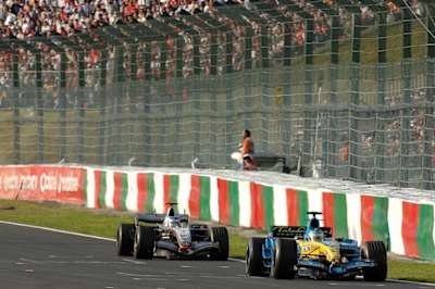 17ème au départ de ce Grand Prix du Japon, Kimi Raikkonen va connaitre une après-midi de rêve. Méthodiquement, il remonte tout le peloton et dépasse Fisichella